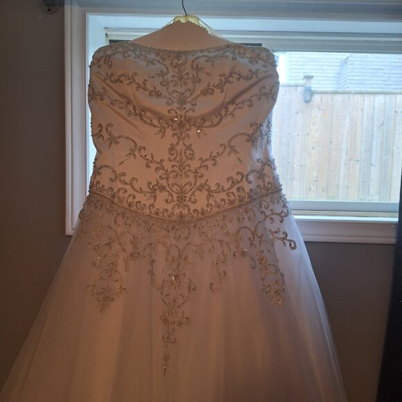 Wedding dress In Very Good Condition - Picture 2 of 4